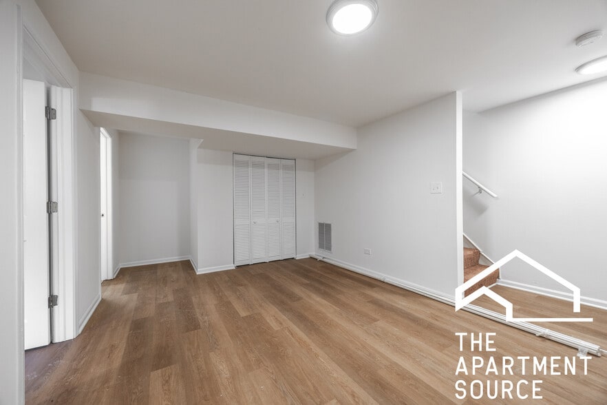 Building Photo - 1257 N Greenview Ave