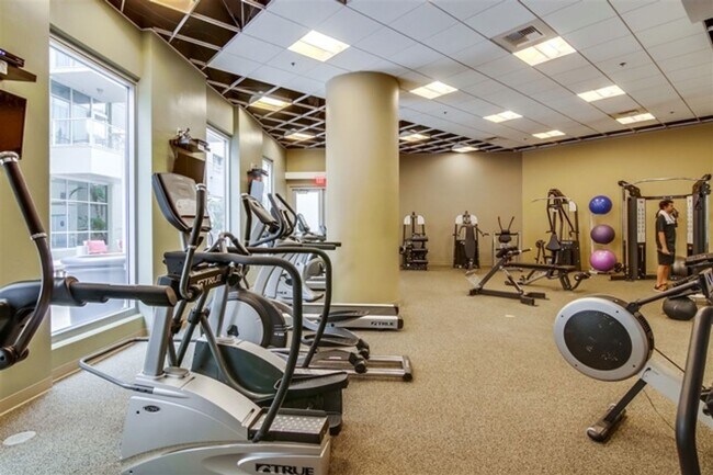 Building Photo - Large 1 Bedroom 1 Bath next to Petco Park