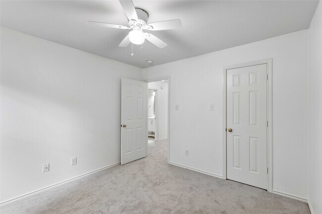 Building Photo - 122 S Walden Elms Cir