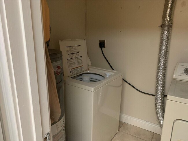 Building Photo - 907 SW 78th Ave