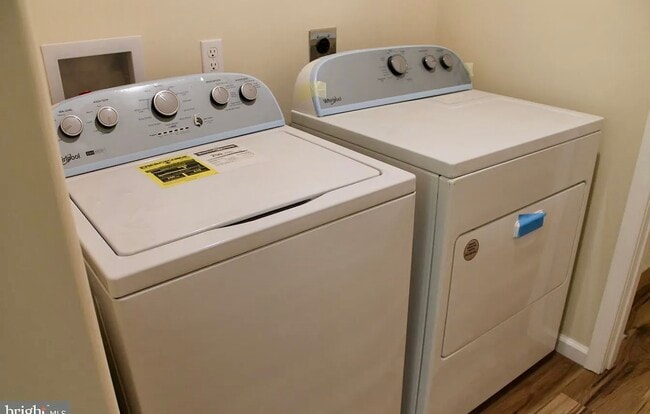 Building Photo - 520 Clyde Ave