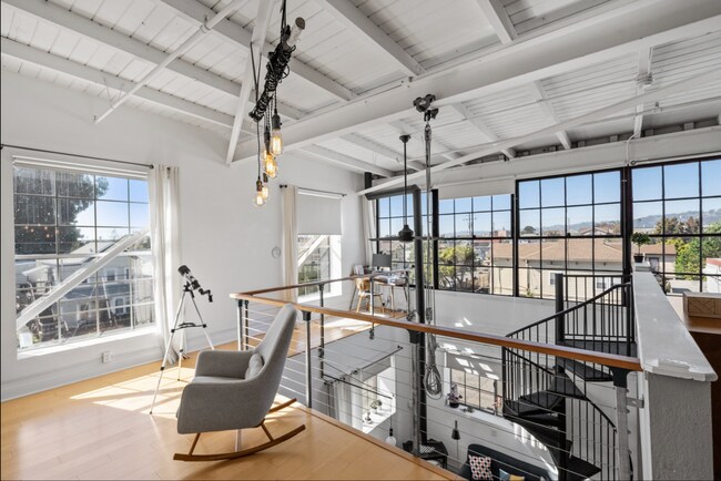 Building Photo - Industrial Chic 3bed/3bath loft style cond...