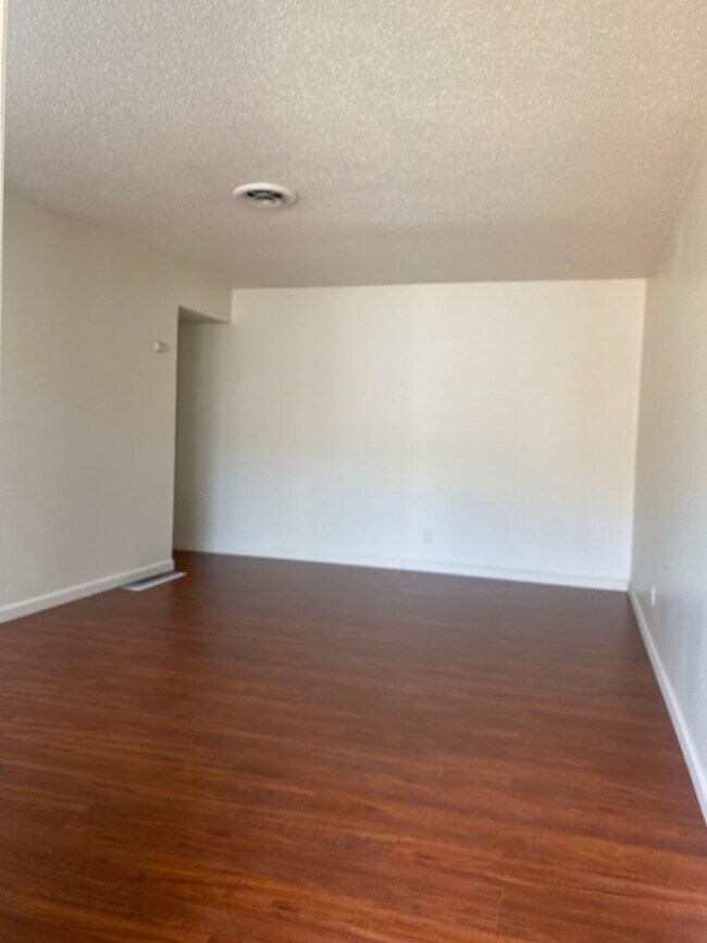 Building Photo - Duplex - 2 Bedrooms, 1 Bath.