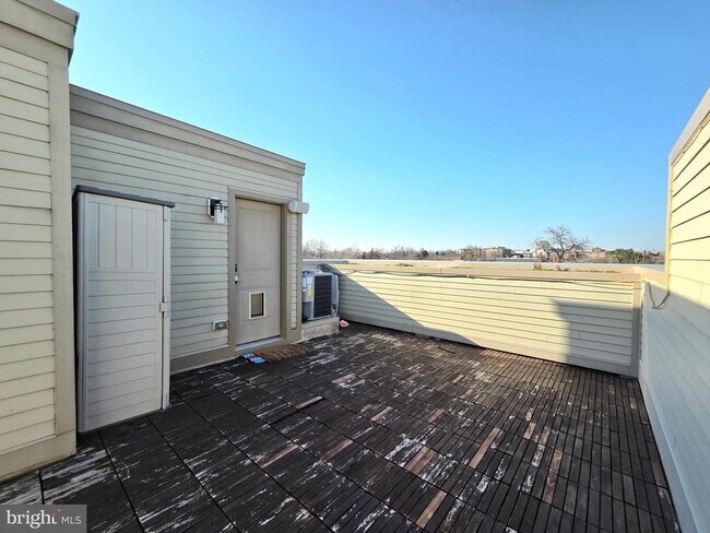 Building Photo - 820 Fern Pl NW