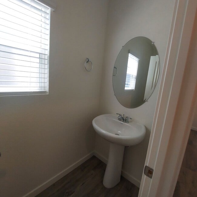 Building Photo - Newer 4 Bedroom, 2.5 bath home in West Roseville/DR Horton Built!