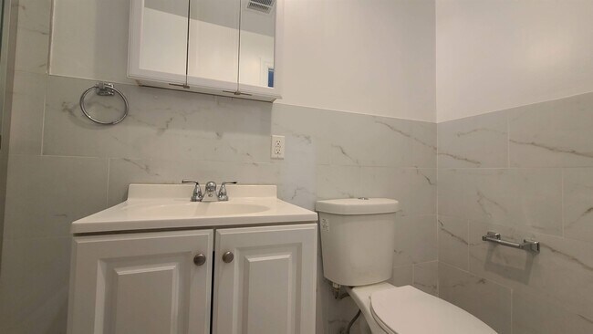 Building Photo - 100 Griffith St