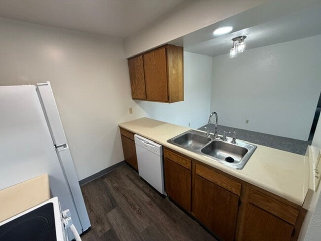 Building Photo - 2211 Spansail Dr