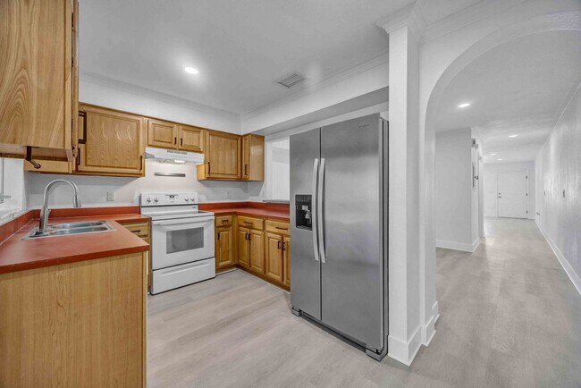 Building Photo - 2 Bedroom and 2.5 Bathroom Townhouse