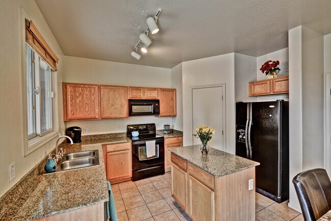 Building Photo - 17243 W Tara Ln