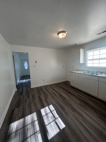 Building Photo - 722 Langley Ave