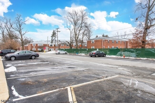 Building Photo - 191 N Beverwyck Rd