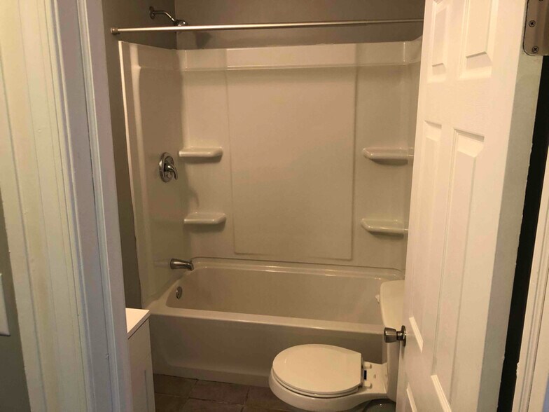 Building Photo - 527 Charles St