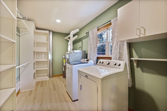 Building Photo - Charming 2 Bedroom Home with Pole Barn Gar...