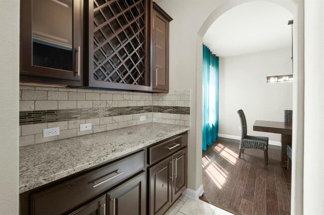 Building Photo - 515 Spanish Mustang Dr