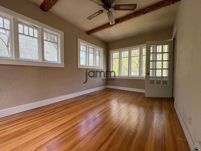 Building Photo - 3232 Clarendon Rd