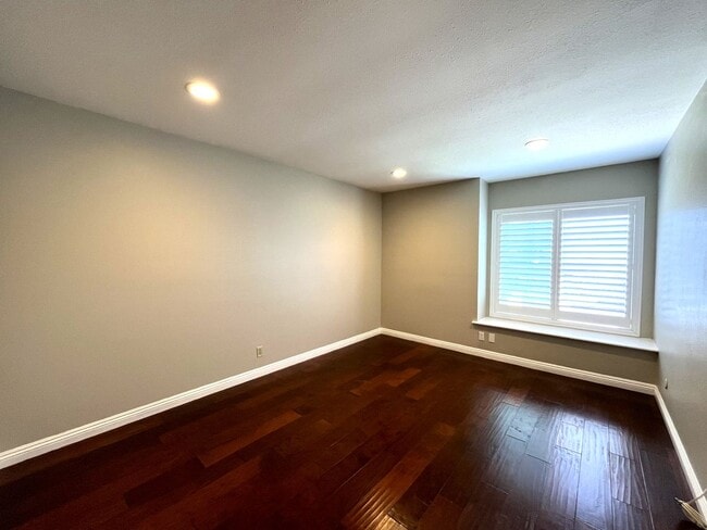 Building Photo - 4 bed, 3 bath located in Anaheim!