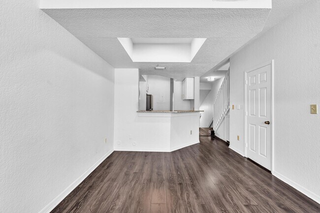 Building Photo - 725 SW 148th Ave