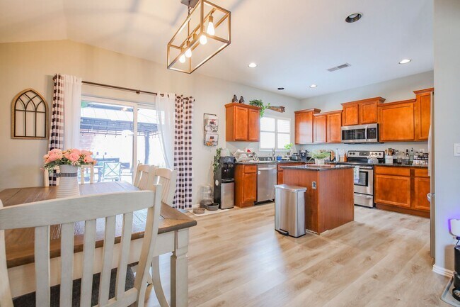 Building Photo - Well Maintained 4 Bedroom 2 Bath Home with...