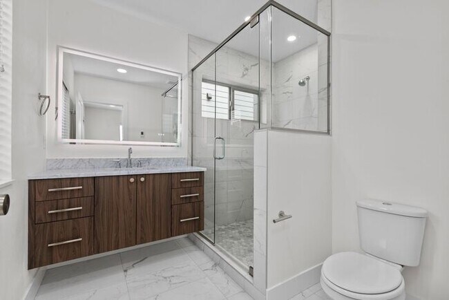 Building Photo - Stunning Ultra-Modern Central District Tow...