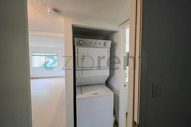 Building Photo - 1250 Miami Rd