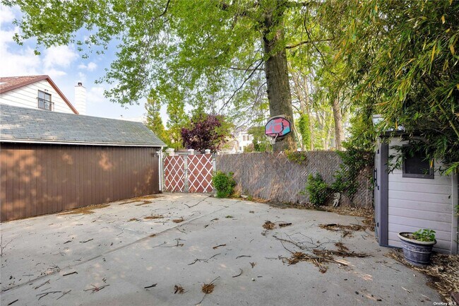 Building Photo - 20 Point Crescent