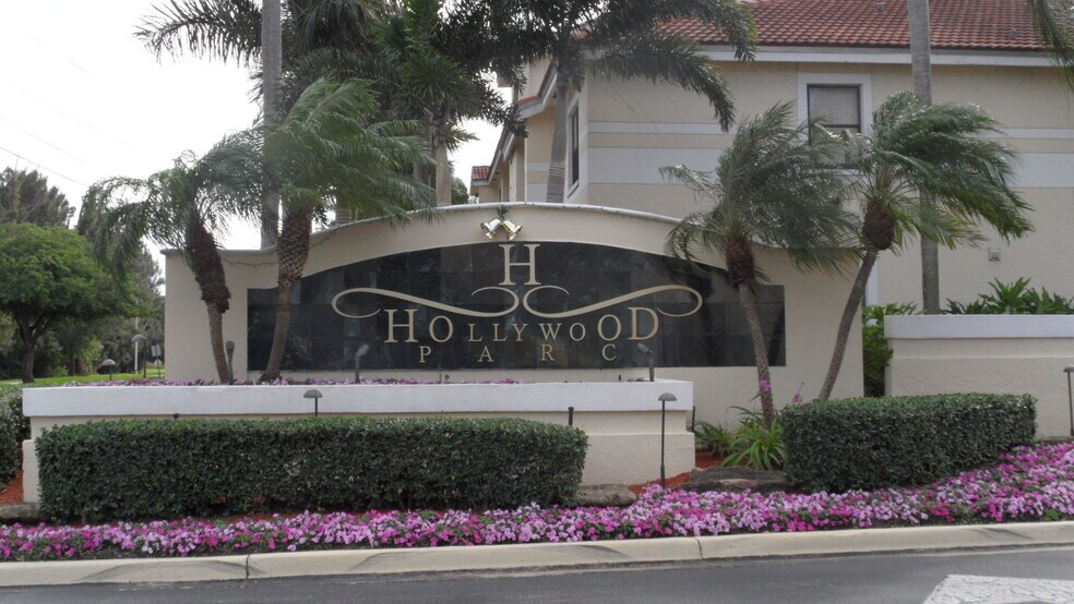 Hollywood Parc is just a beautiful community - 550 S Park Rd