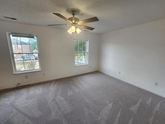 Building Photo - 125 Horse Run Dr