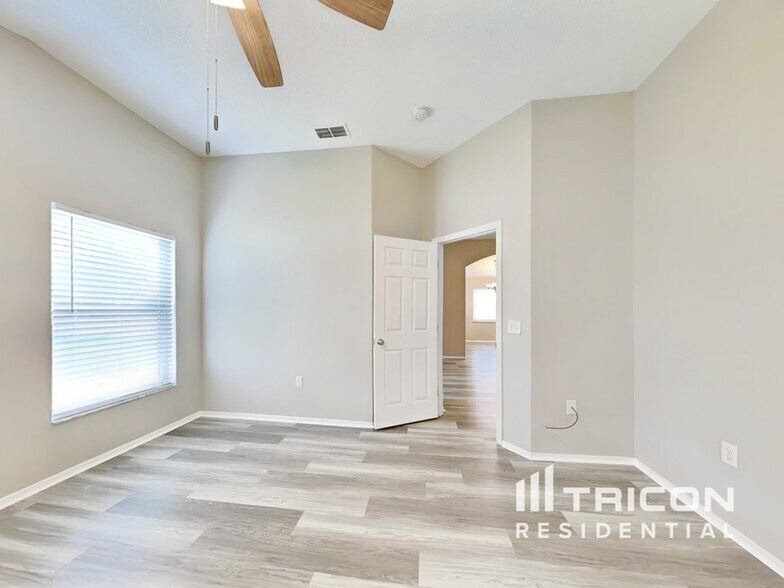 Building Photo - 2118 Deerfield Dr