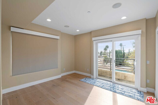 Building Photo - 438 Arnaz Dr