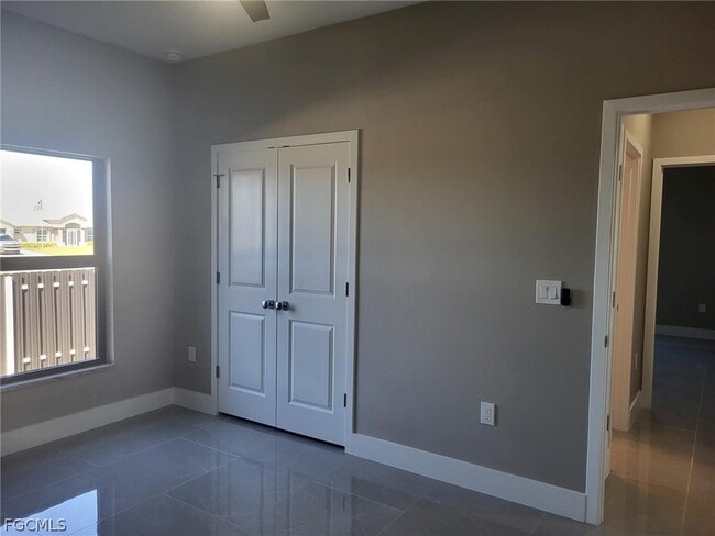 Building Photo - 654 NE 5th Pl