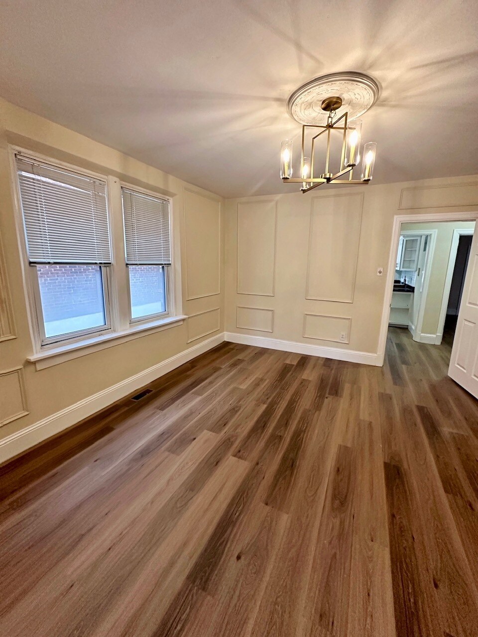 Building Photo - 408 S Hanley Rd