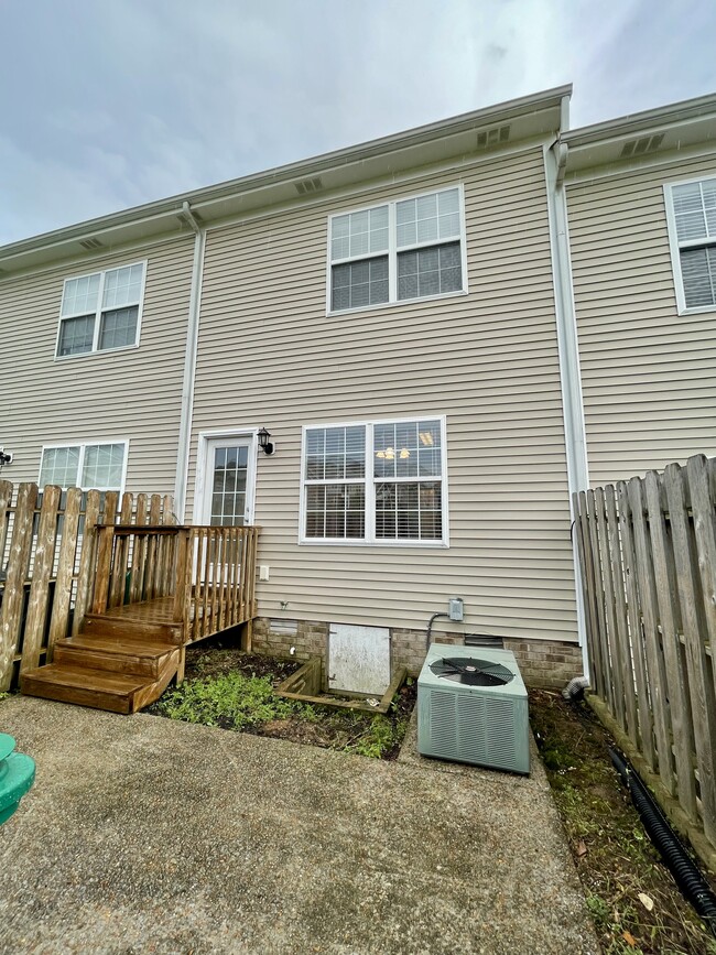 Building Photo - 1047 McKenna Dr