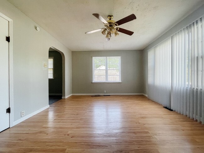 Building Photo - 4 Bed 2 Bath