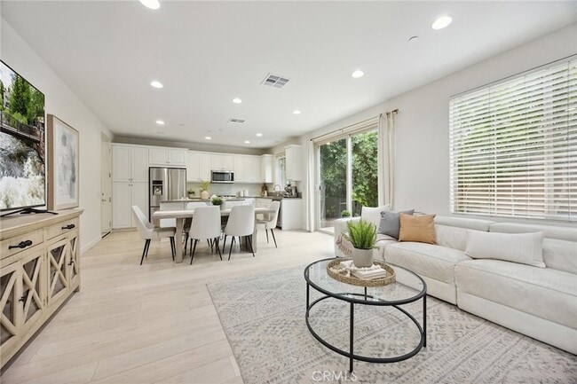 Building Photo - 210 Desert Bloom