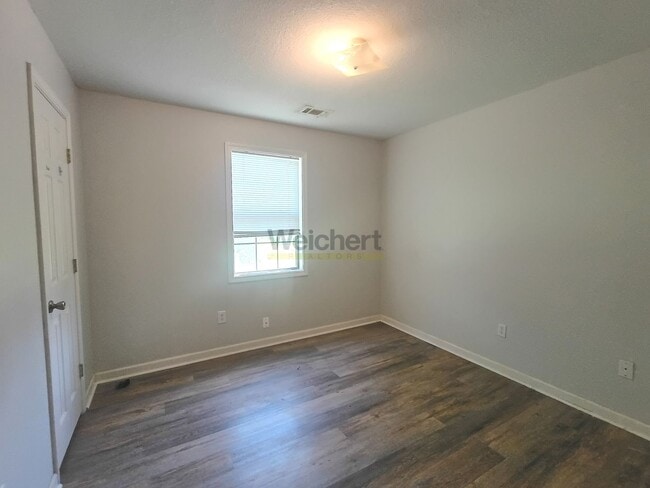 Building Photo - 3BR/2BA Home with Carport & Easy Highway Access