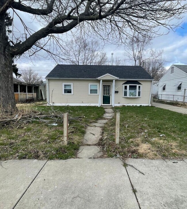 Building Photo - 3-Bedroom Single Family Home with Spacious Backyard - Available August 1st!