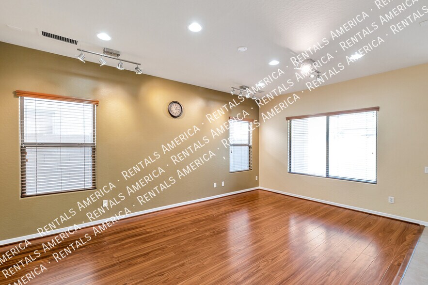 Building Photo - 15813 N Dante Dr