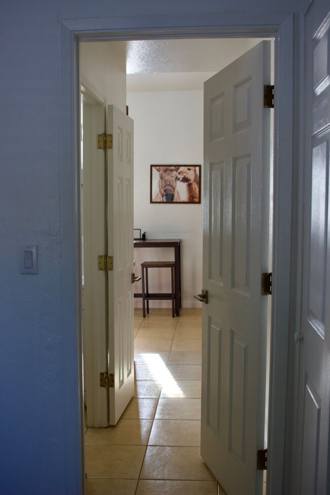 Building Photo - Charming 2 Bedroom, 1 Bath Private Single-...