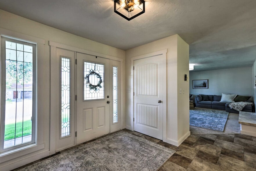 Building Photo - 930 Canyon Ave