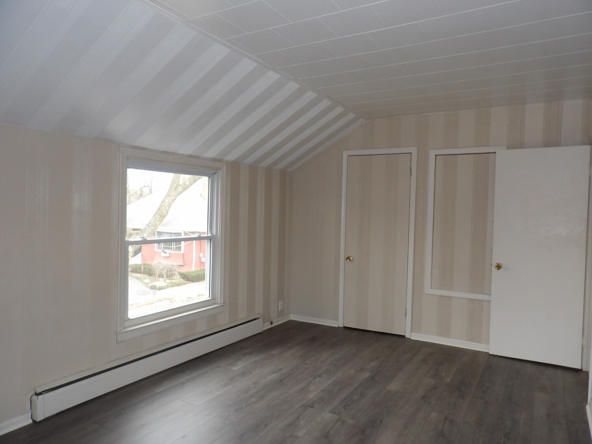 Living Room - 817 N Jefferson St