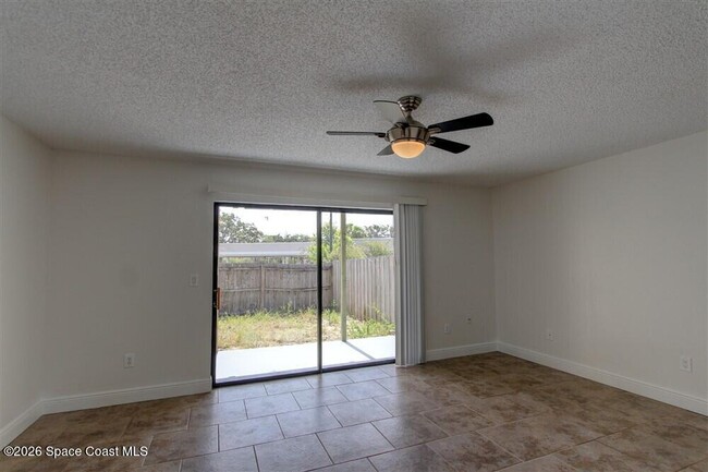 Building Photo - 283 E Towne Pl