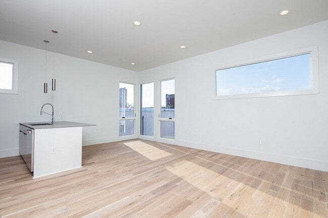 Building Photo - 1530 Felicity