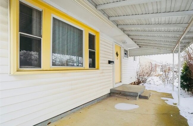 Building Photo - 2251 Vale Dr