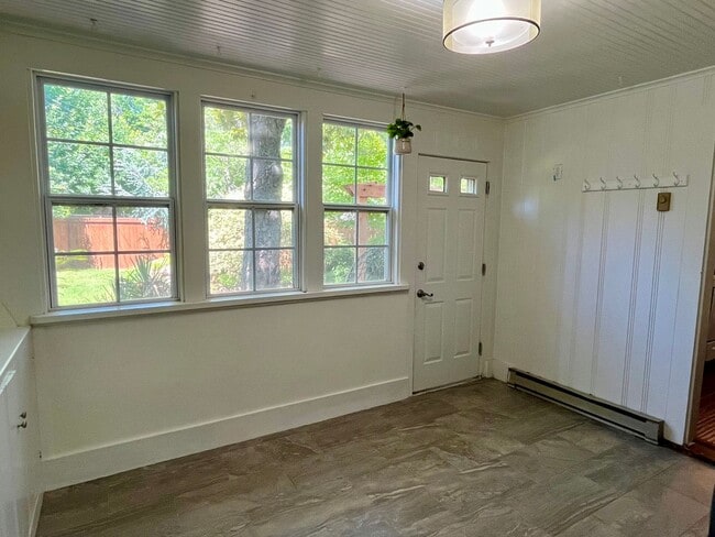 Building Photo - Super Cute 2 Bedroom 1 Bath!!