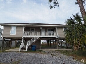 Building Photo - Gorgeous water views just blocks from the ...