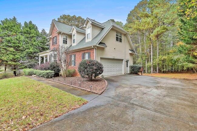 Building Photo - Luxury Millpond Manor Home in Starr’s Mill...