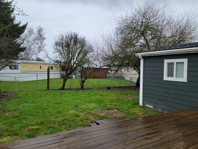 Building Photo - 930 NW Donahoo St