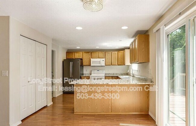 Building Photo - 332 NE Carmen Pl