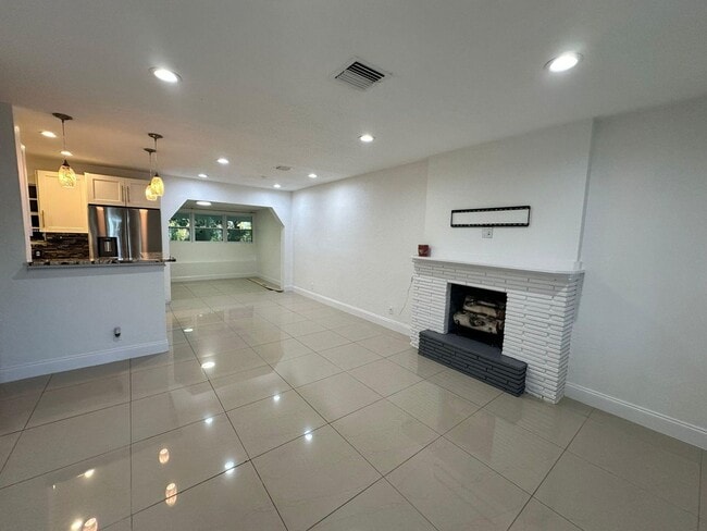 Building Photo - 104 NE 16th Ave