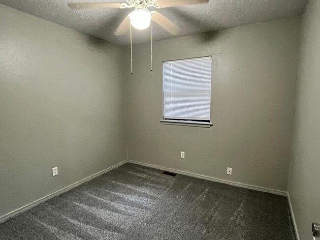 Building Photo - Beautiful Remodeled Mustang Home!